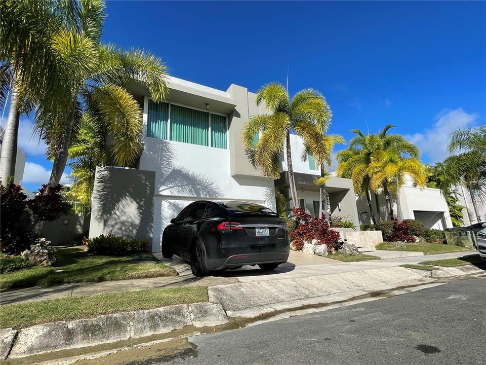 Vendido Recientemente: $895,000 (4 camas, 4 baños, 2703 Pies cuadrados)