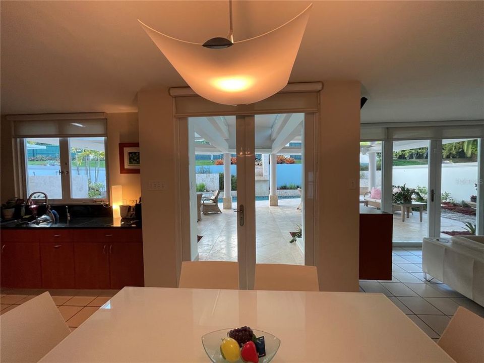 Vendido Recientemente: $895,000 (4 camas, 4 baños, 2703 Pies cuadrados)