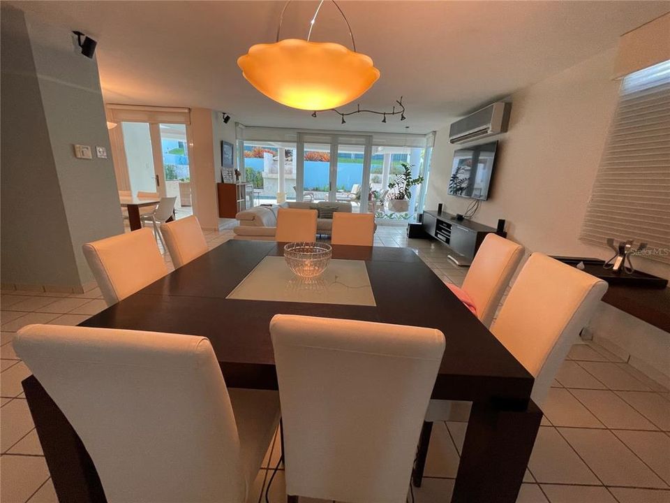 Vendido Recientemente: $895,000 (4 camas, 4 baños, 2703 Pies cuadrados)