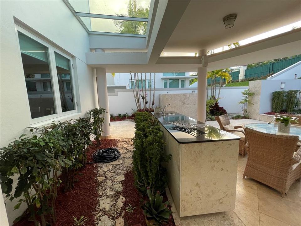 Vendido Recientemente: $895,000 (4 camas, 4 baños, 2703 Pies cuadrados)