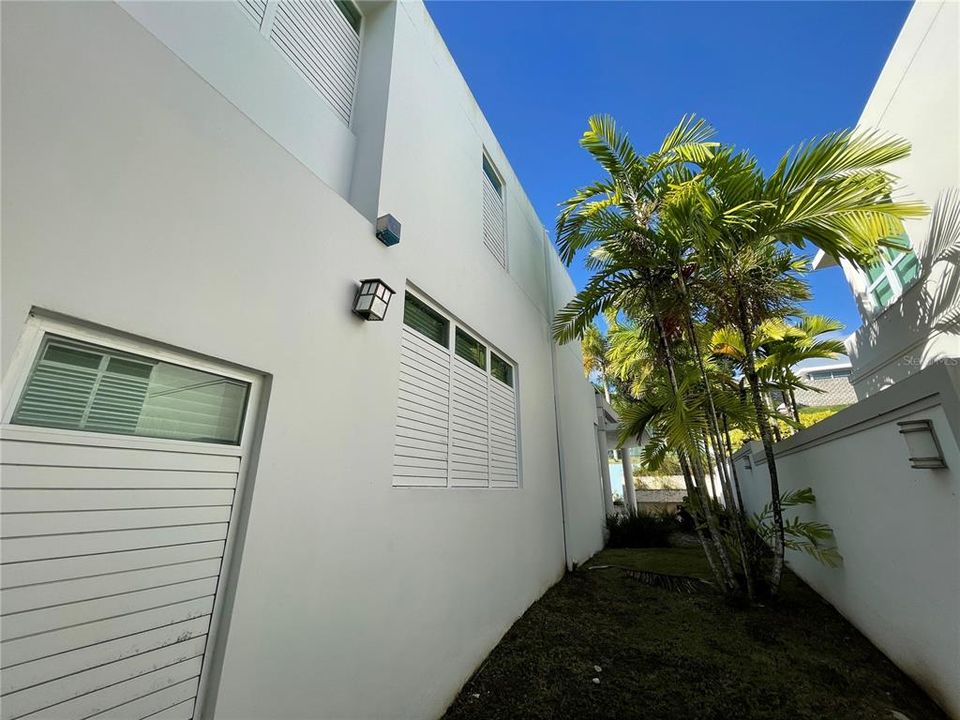 Vendido Recientemente: $895,000 (4 camas, 4 baños, 2703 Pies cuadrados)