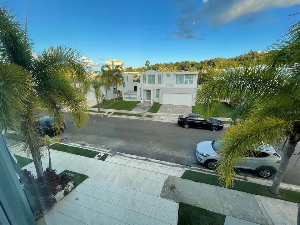 Recently Sold: $895,000 (4 beds, 4 baths, 2703 Square Feet)