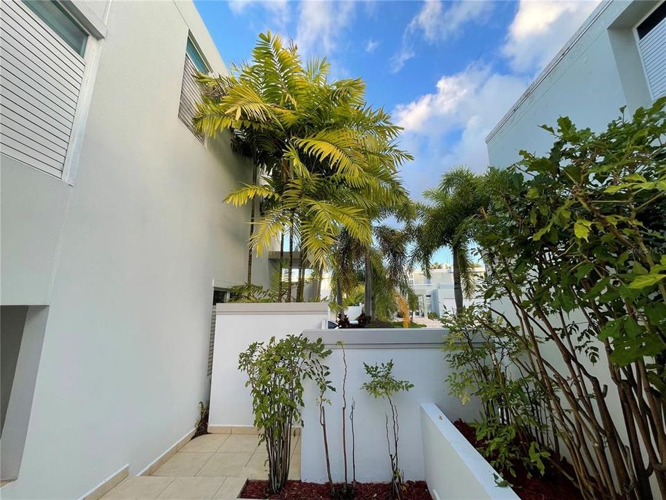 Vendido Recientemente: $895,000 (4 camas, 4 baños, 2703 Pies cuadrados)