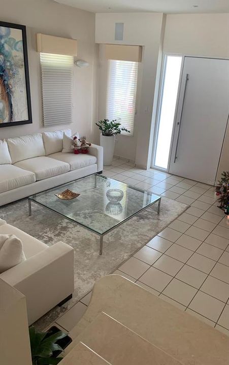 Vendido Recientemente: $895,000 (4 camas, 4 baños, 2703 Pies cuadrados)