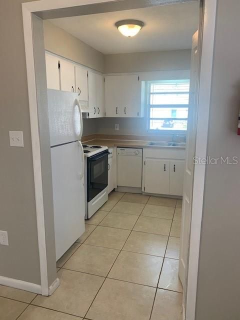 Recently Rented: $1,000 (2 beds, 1 baths, 887 Square Feet)