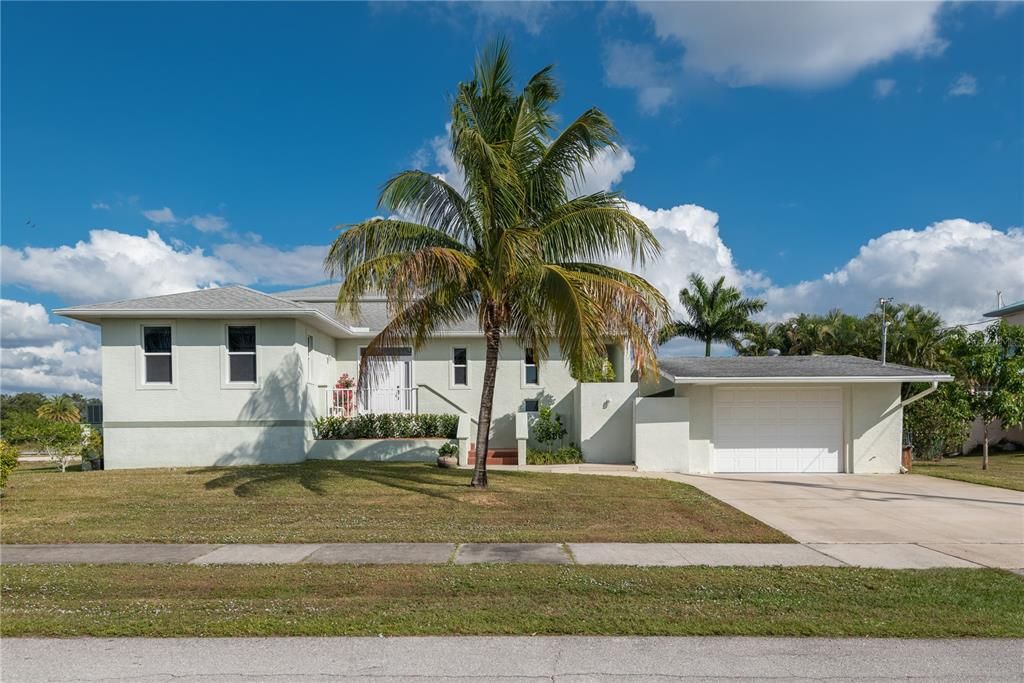 Recently Sold: $895,000 (3 beds, 2 baths, 2800 Square Feet)