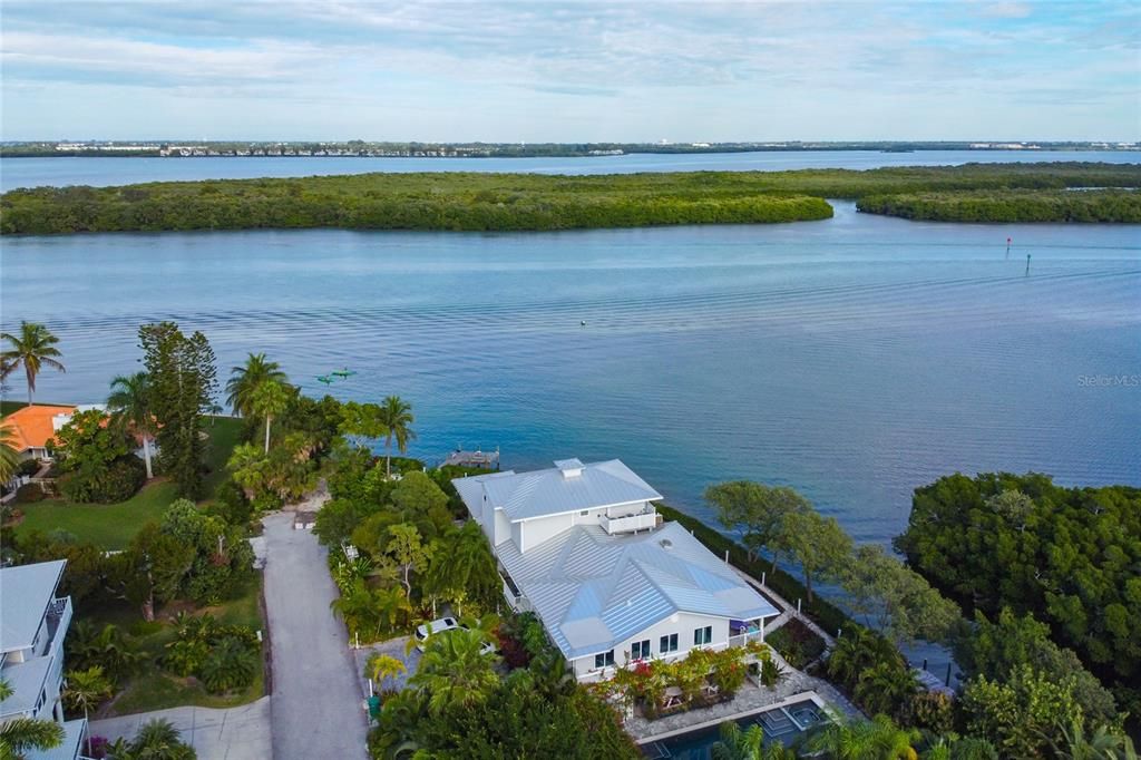 Recently Sold: $2,995,000 (5 beds, 4 baths, 3710 Square Feet)