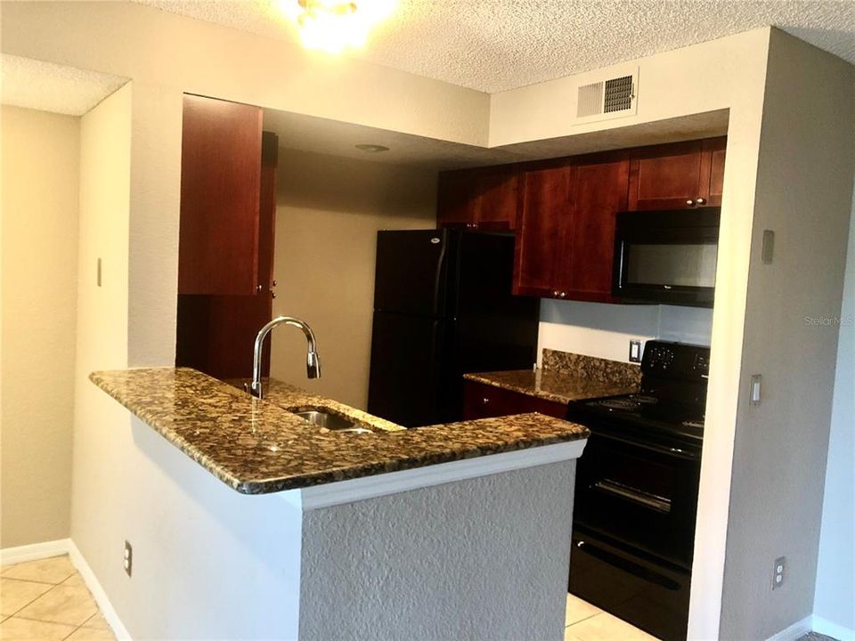 Recently Rented: $1,250 (1 beds, 1 baths, 711 Square Feet)