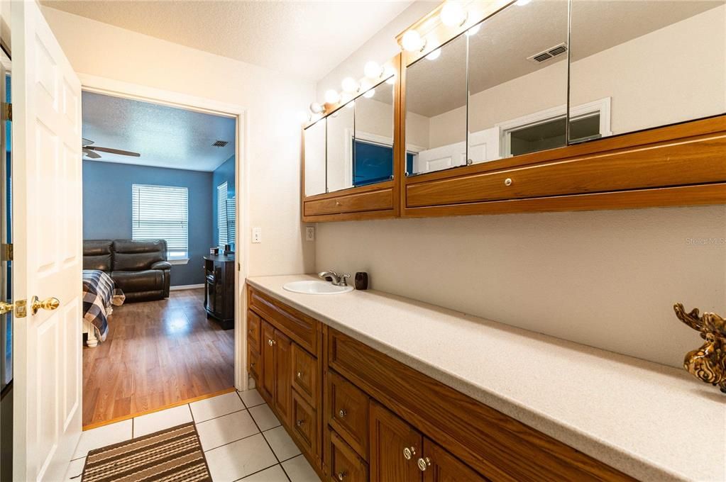 Ensuite bathroom wtih walk in closet