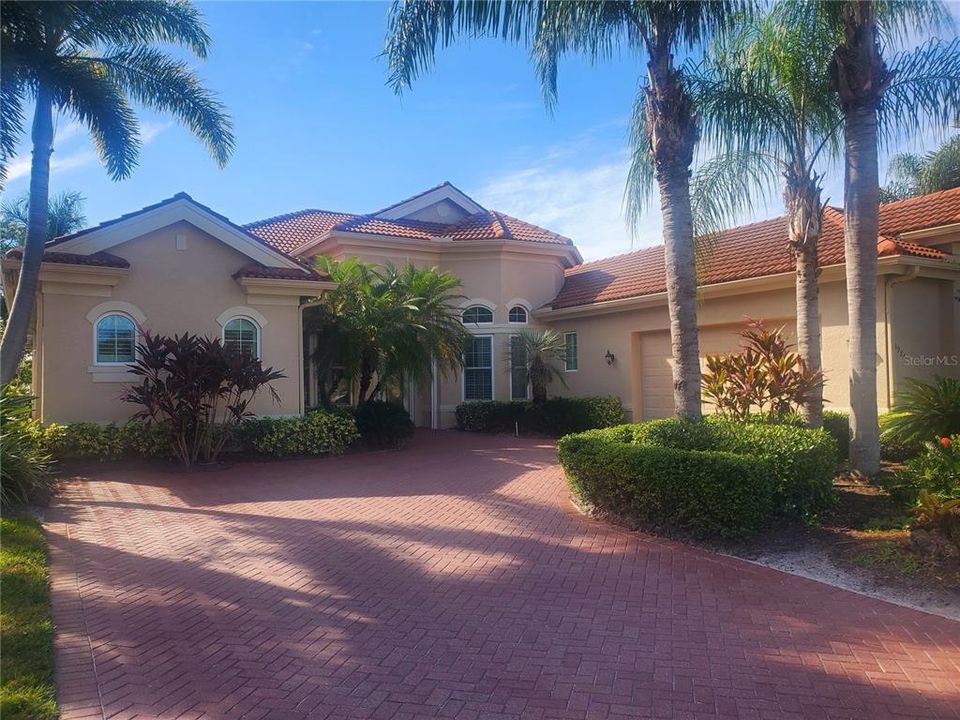 Recently Sold: $950,000 (4 beds, 3 baths, 3035 Square Feet)