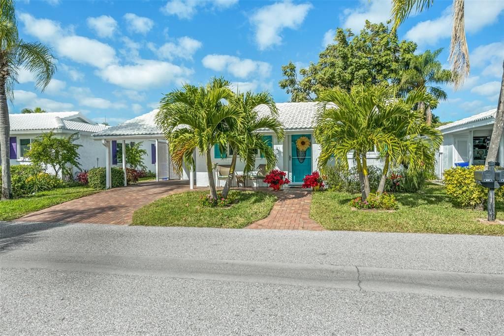 Recently Sold: $695,000 (2 beds, 2 baths, 1375 Square Feet)