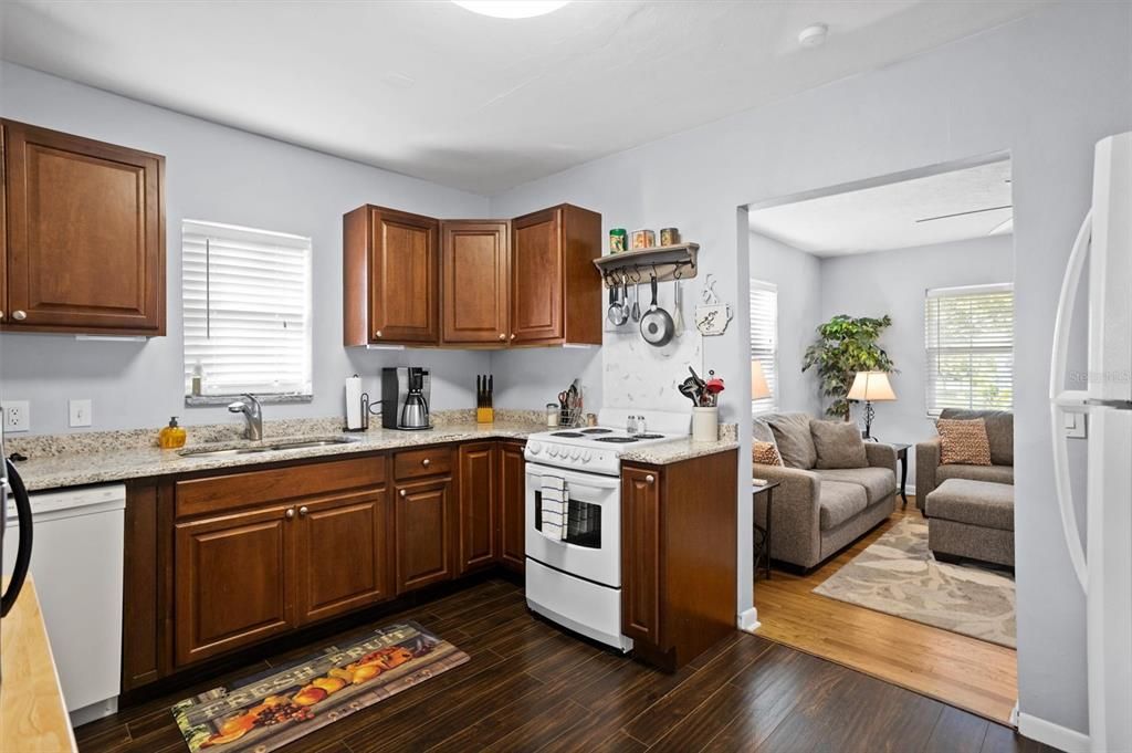 Recently Sold: $250,000 (2 beds, 1 baths, 897 Square Feet)