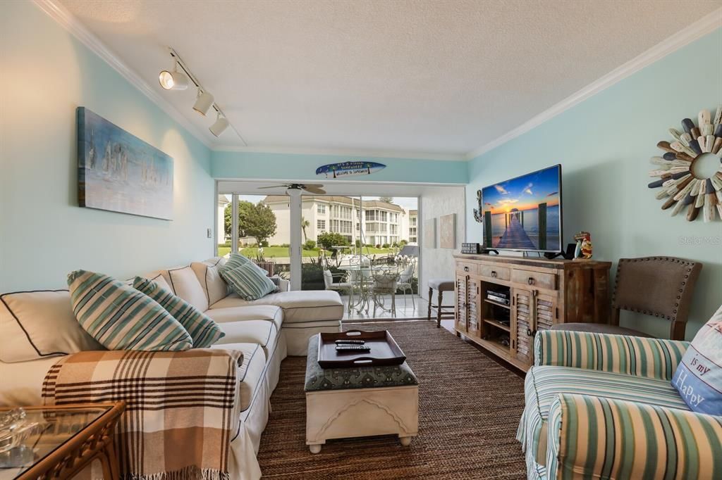 Recently Sold: $575,000 (2 beds, 2 baths, 1072 Square Feet)