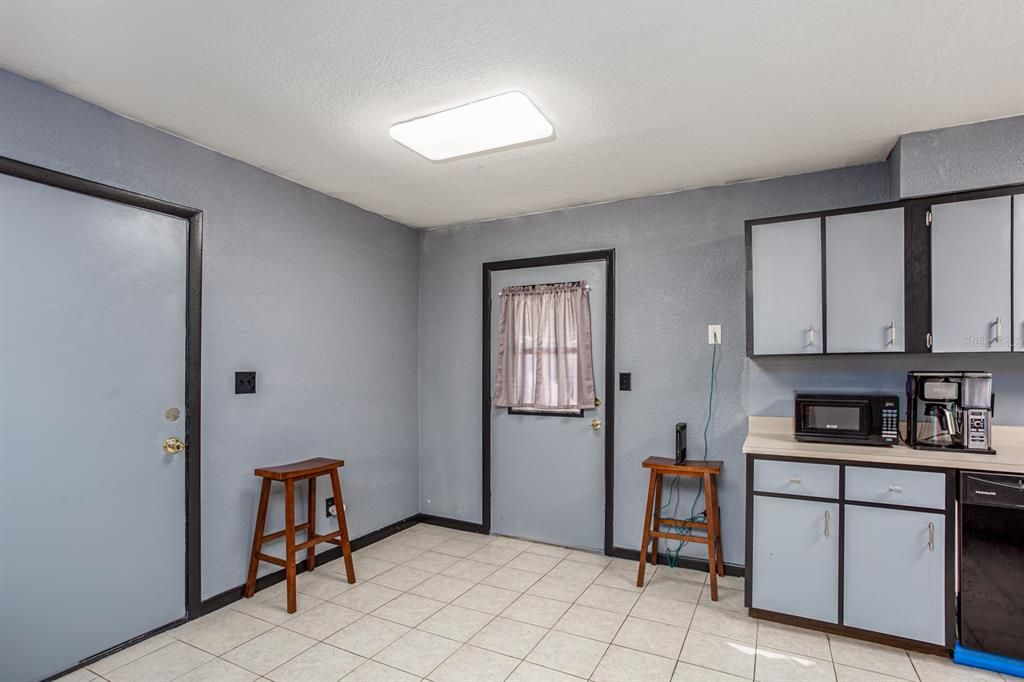 Recently Sold: $195,000 (3 beds, 1 baths, 1344 Square Feet)