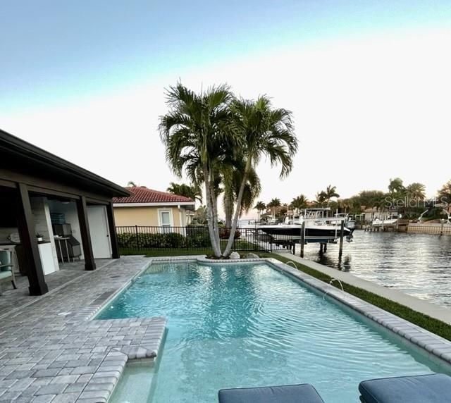 Recently Sold: $1,650,000 (3 beds, 2 baths, 2512 Square Feet)