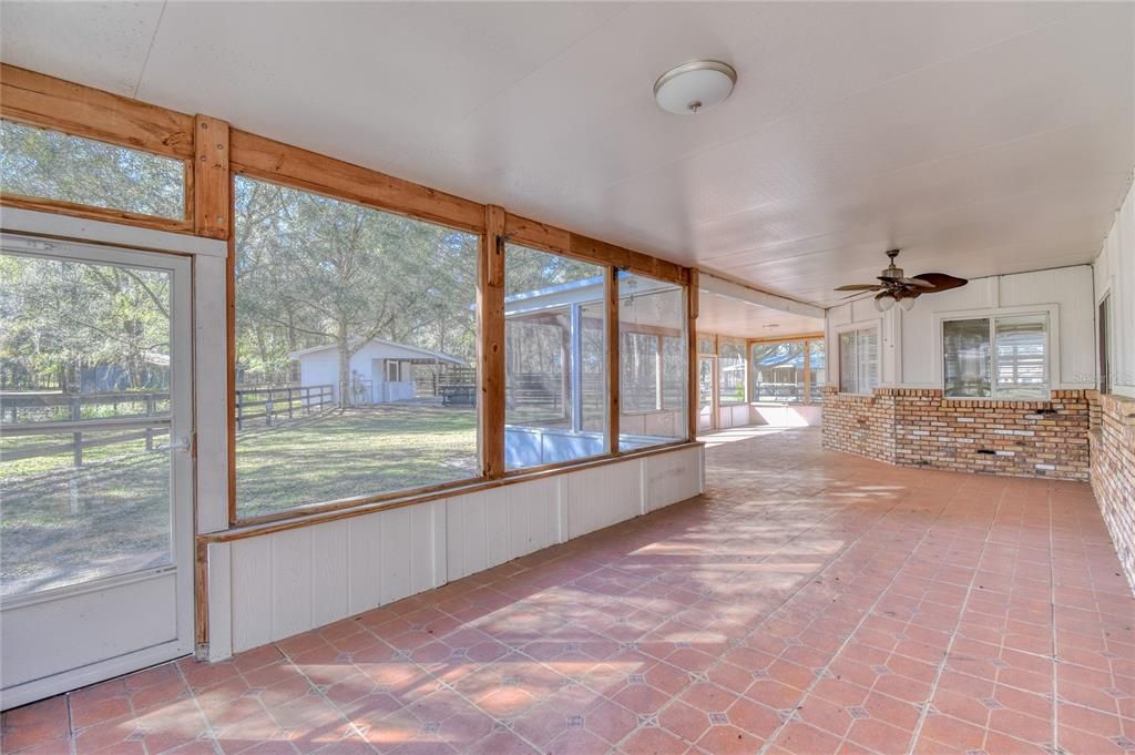 Large screened back porch w/ tile floors