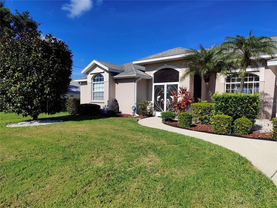 Welcome in Rotonda 53 Sportsman Ct, 3be 2ba waterfront heated pool home in non flood zone!
