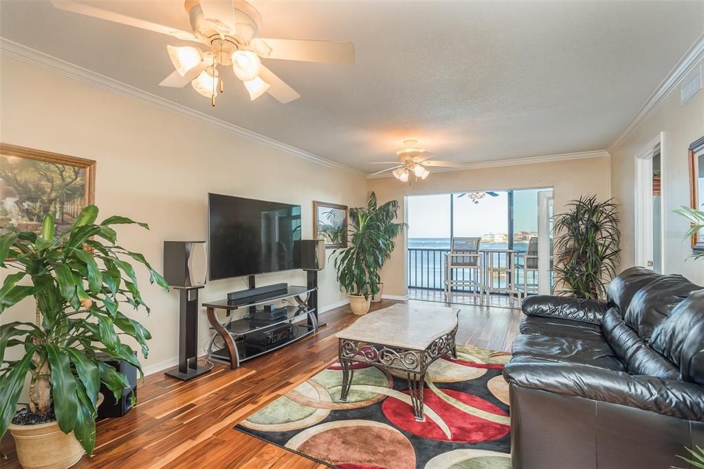 Recently Sold: $350,000 (2 beds, 2 baths, 1025 Square Feet)