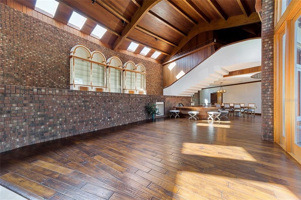 Activo con contrato: $6,700,000 (5 camas, 6 baños, 11520 Pies cuadrados)