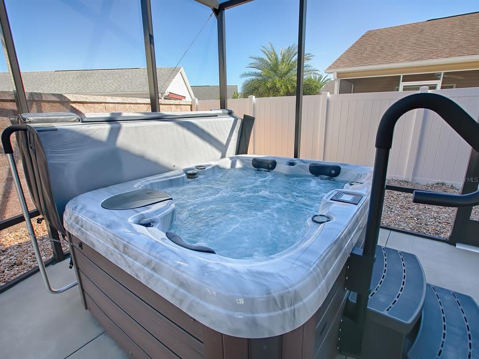 INVITING HOT TUB - ONLY 2 YEARS OLD!