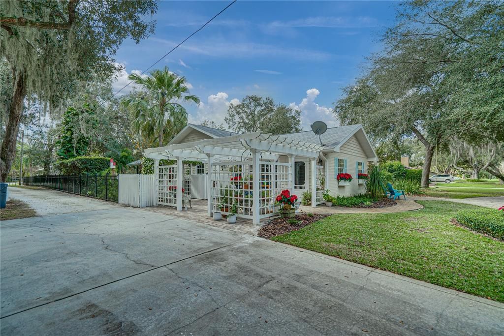 Recently Sold: $575,000 (4 beds, 2 baths, 3076 Square Feet)