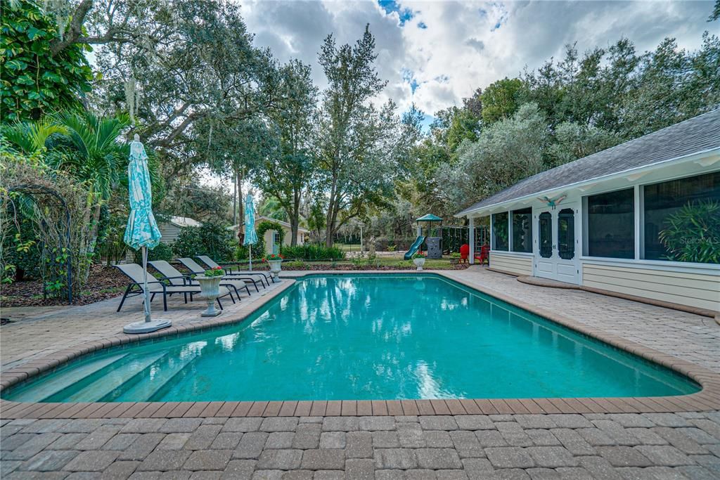 Recently Sold: $575,000 (4 beds, 2 baths, 3076 Square Feet)
