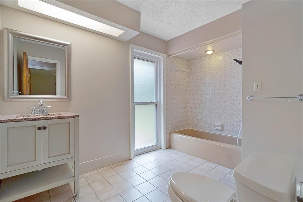 最近售出: $389,000 (3 贝兹, 2 浴室, 1894 平方英尺)