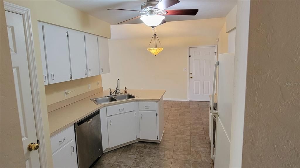 Recently Rented: $1,600 (3 beds, 2 baths, 1374 Square Feet)