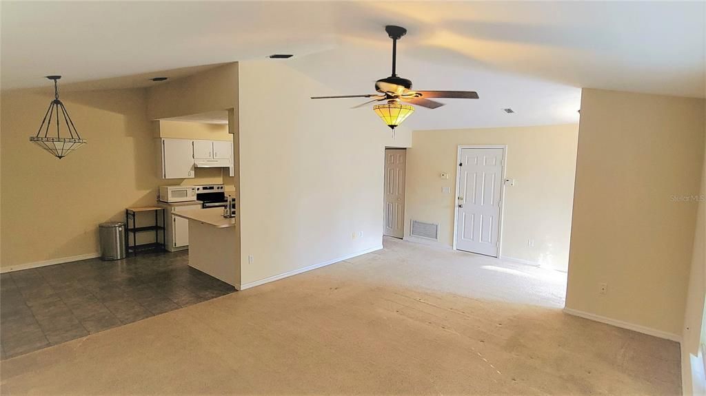 Recently Rented: $1,600 (3 beds, 2 baths, 1374 Square Feet)