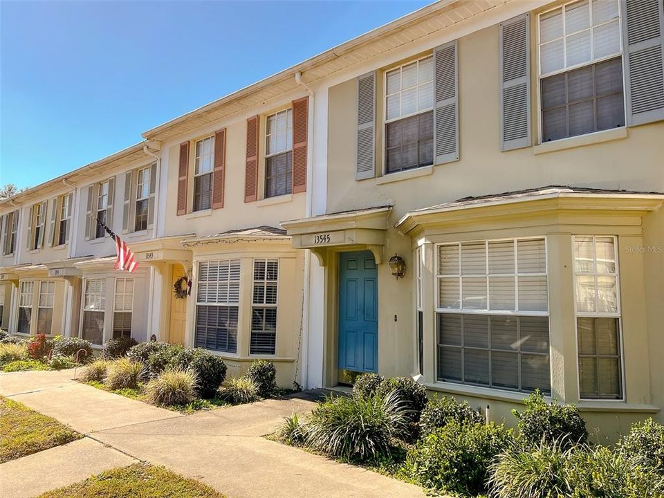 townhome exterior, maintained sidewalks, landscaping