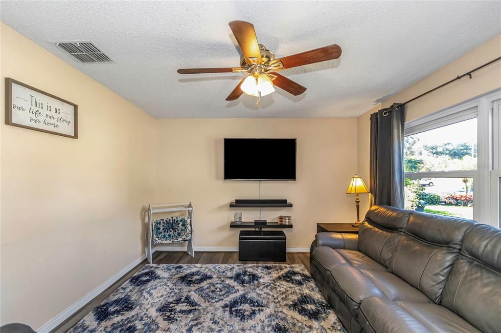 Recently Sold: $385,000 (3 beds, 2 baths, 1196 Square Feet)