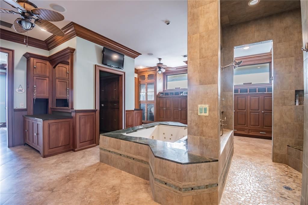Недавно продано: $4,800,000 (3 спален, 4 ванн, 5785 Квадратных фут)