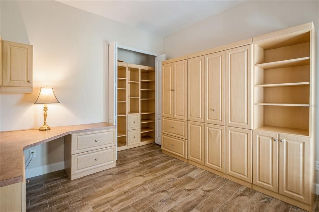 Bed3 /Office w/murphy bed