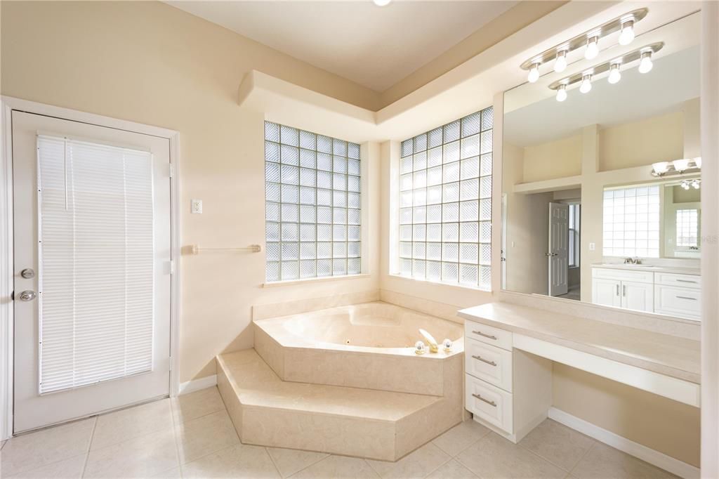 最近售出: $638,000 (3 贝兹, 2 浴室, 2278 平方英尺)
