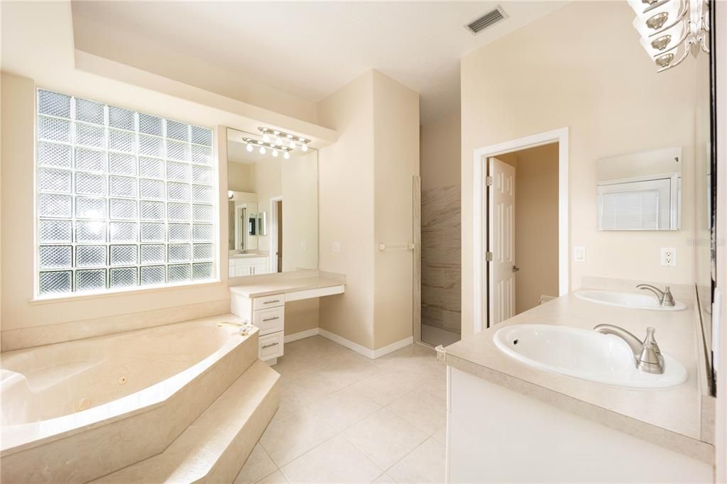 最近售出: $638,000 (3 贝兹, 2 浴室, 2278 平方英尺)