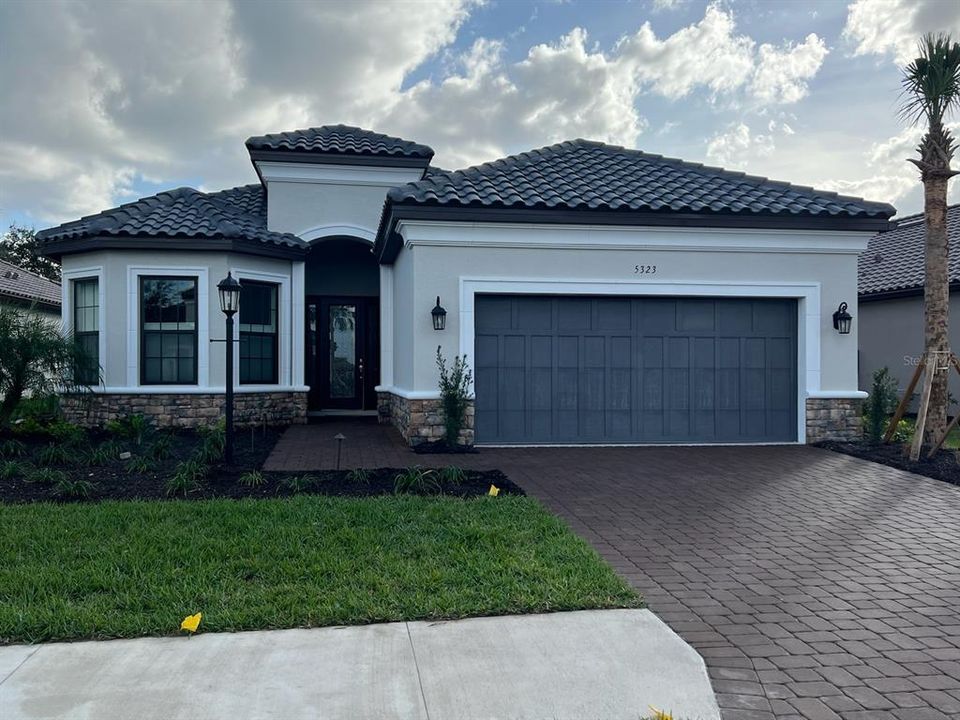 Recently Sold: $689,075 (3 beds, 3 baths, 2275 Square Feet)