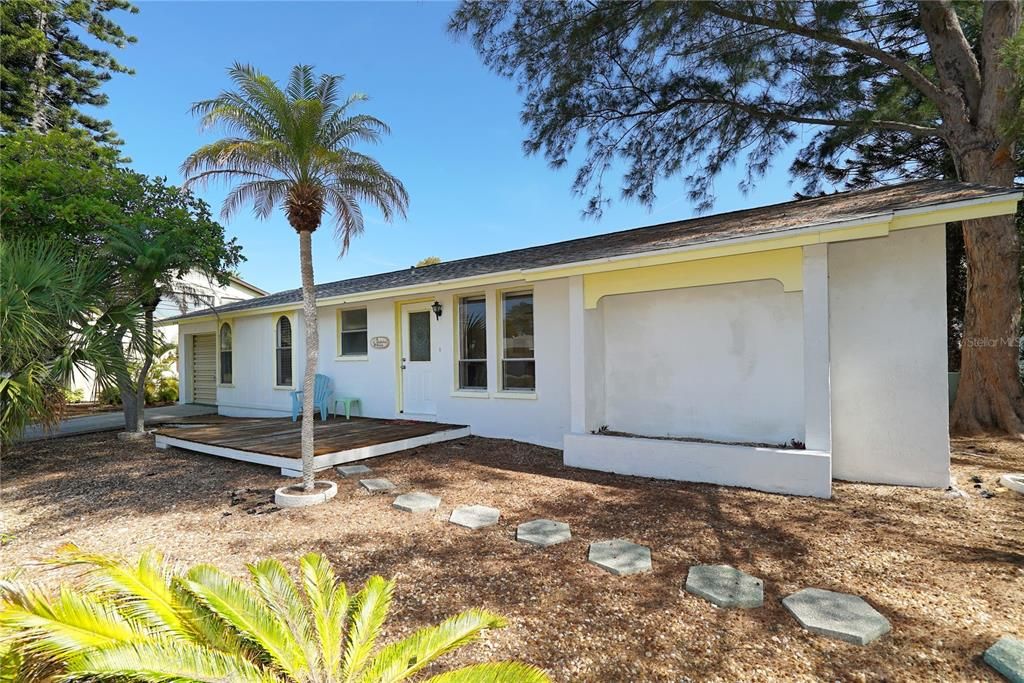Recently Sold: $1,300,000 (2 beds, 2 baths, 1104 Square Feet)