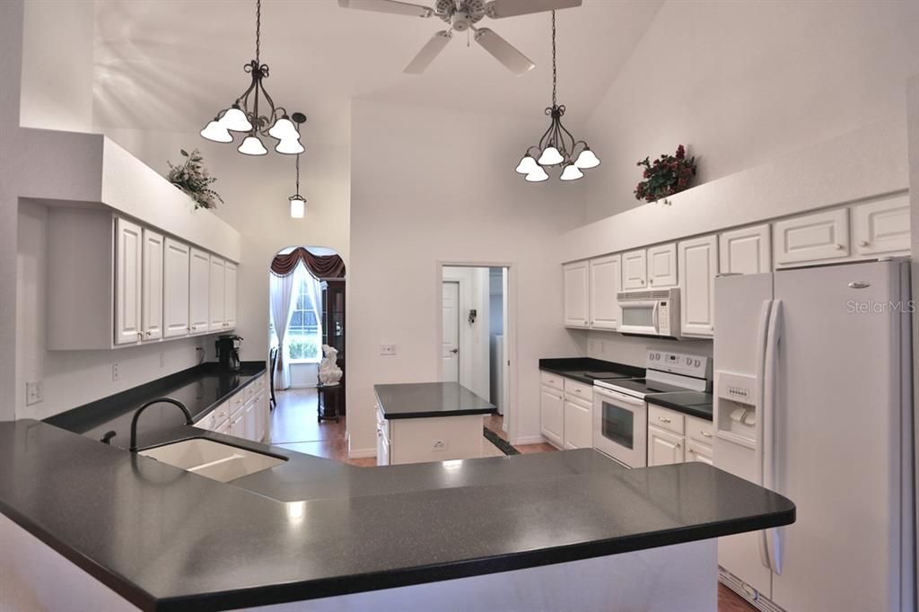 Recently Sold: $825,000 (3 beds, 2 baths, 2577 Square Feet)