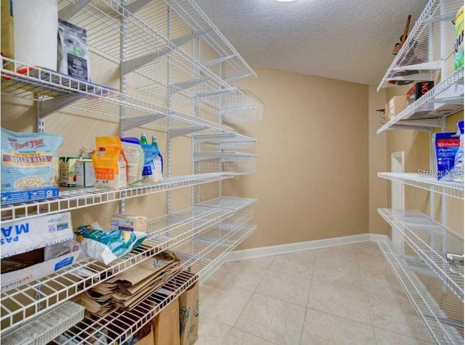 Activo con contrato: $1,049,950 (5 camas, 4 baños, 4470 Pies cuadrados)