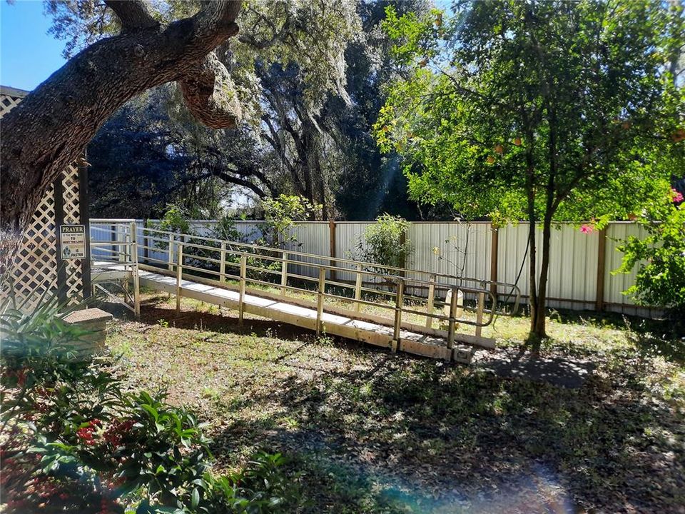 3/4 Fenced in Privacy Fence...your private oasis!