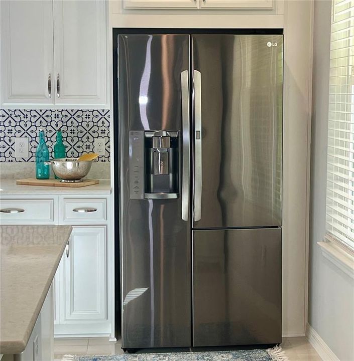 Built in upgraded enclosed stainless steel fridge.