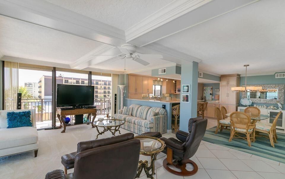 Recently Sold: $695,000 (2 beds, 2 baths, 1600 Square Feet)