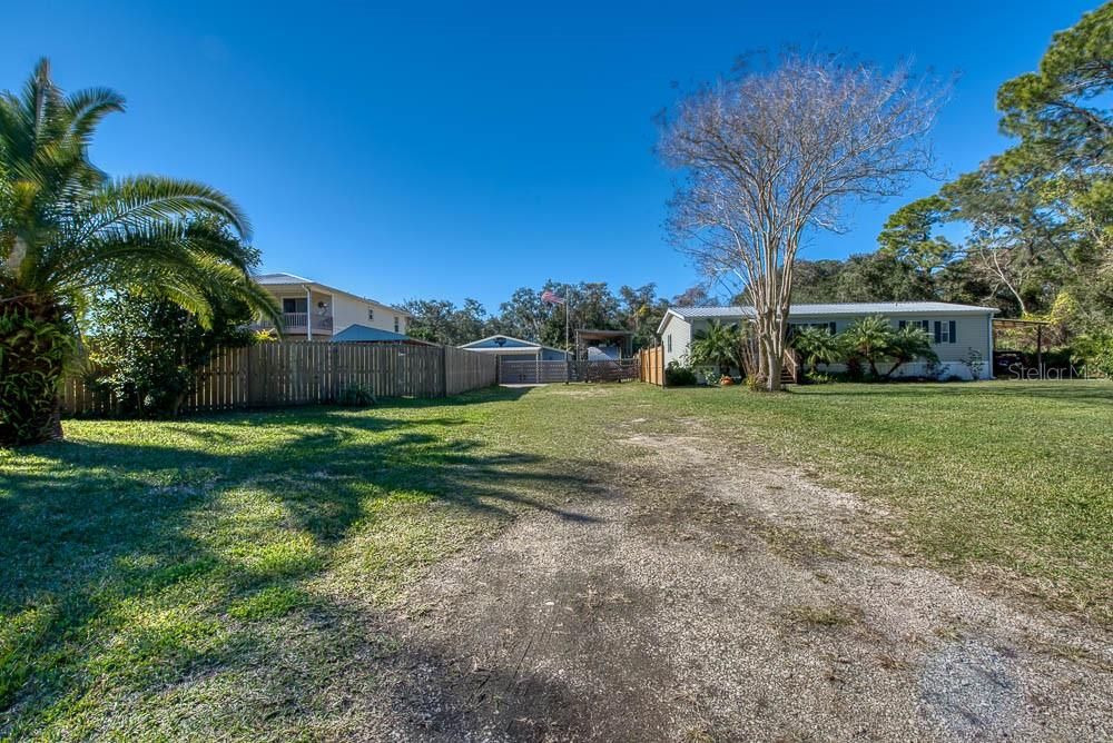 Seperate Driveway to Shop in between 2 homes