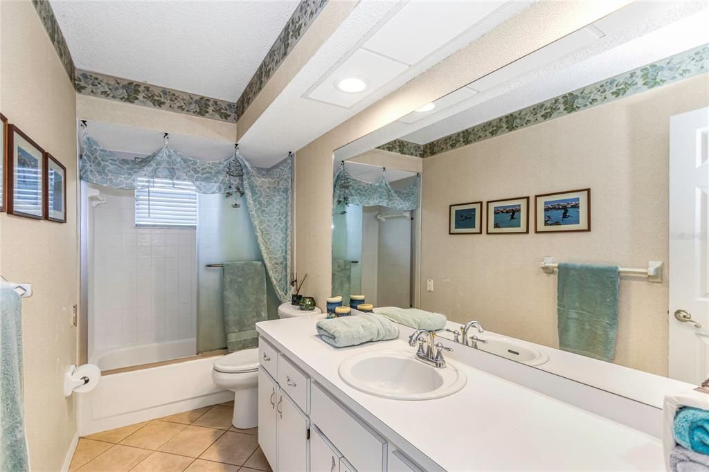 最近售出: $649,000 (4 贝兹, 3 浴室, 3566 平方英尺)