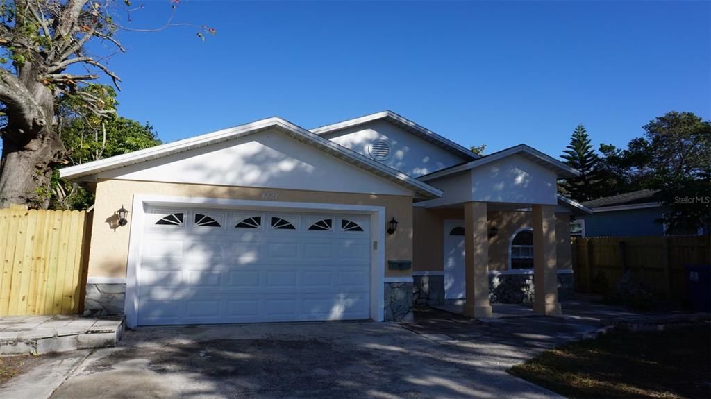 Recently Sold: $369,900 (3 beds, 2 baths, 1811 Square Feet)