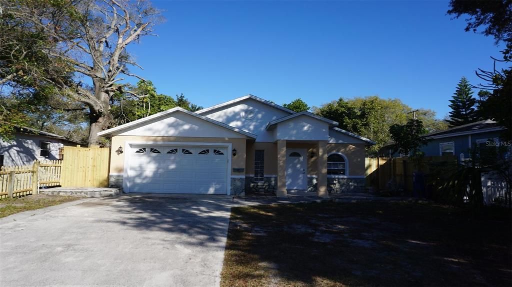 Recently Sold: $369,900 (3 beds, 2 baths, 1811 Square Feet)