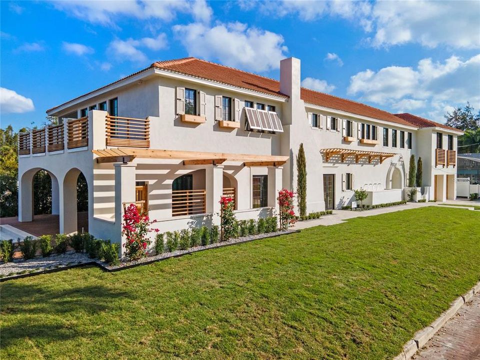 Recently Sold: $2,990,000 (6 beds, 5 baths, 6496 Square Feet)