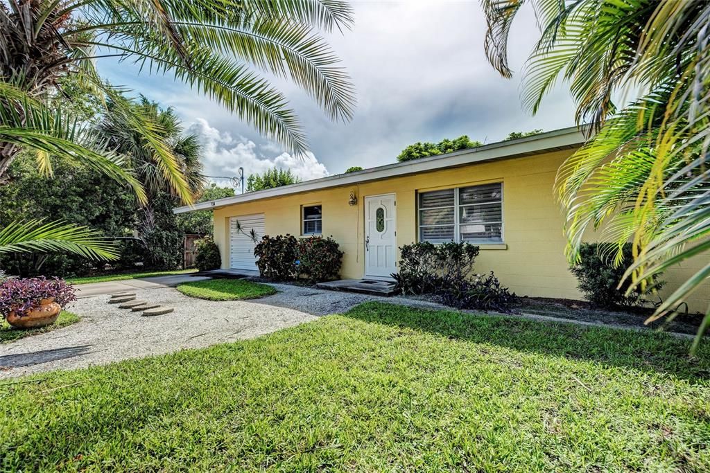 Recently Sold: $1,395,000 (2 beds, 2 baths, 1166 Square Feet)