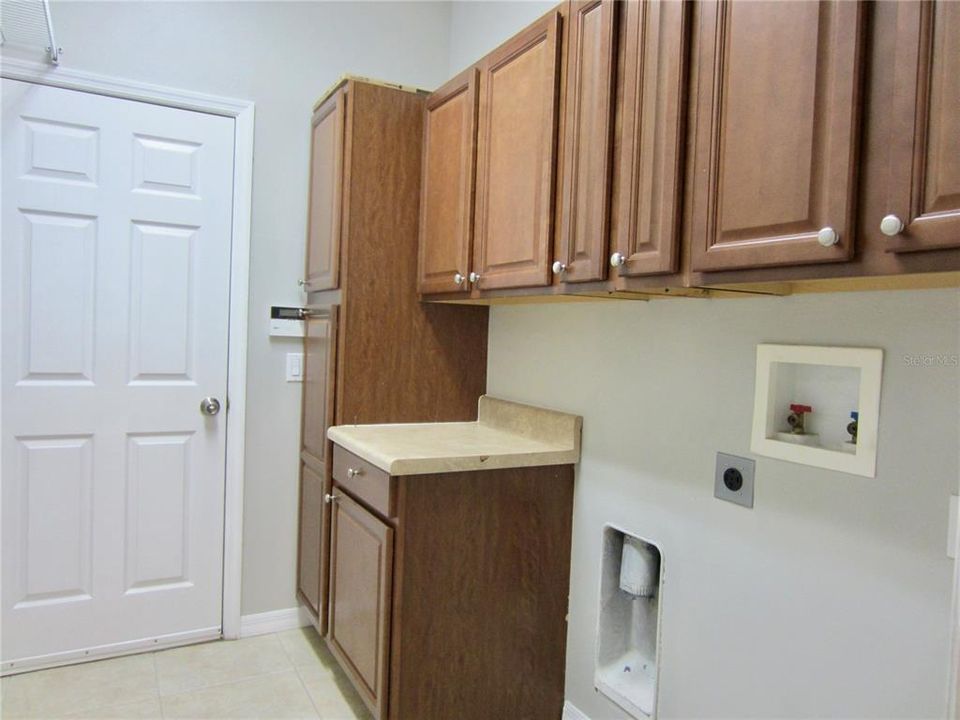 A laundry room on the 1st flloor