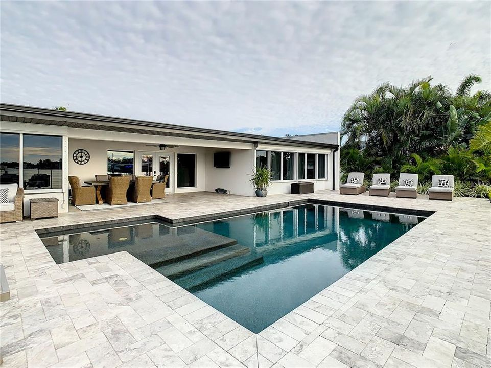 Recently Sold: $2,200,000 (3 beds, 2 baths, 2890 Square Feet)
